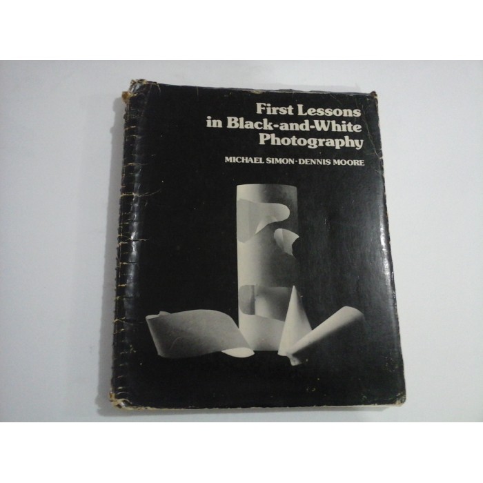 FIRST LESSONS IN BLACK-AND-WHITE PHOTOGRAPHY - MICHAEL SIMON, DENNIS MOORE FIRST LESSONS IN BLACK-AND-WHITE PHOTOGRAPHY - MICHAEL SIMON, DENNIS MOORE